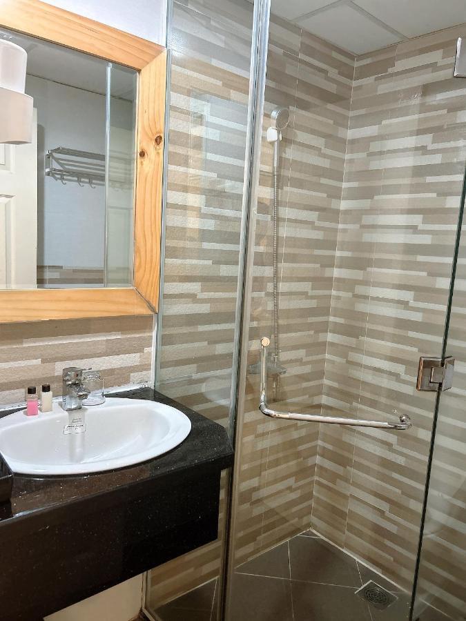 Royal Hotel Хошимин Екстериор снимка